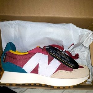 ✨✨NEW IN BOX✨✨ NEW BALANCE 327's✨✨